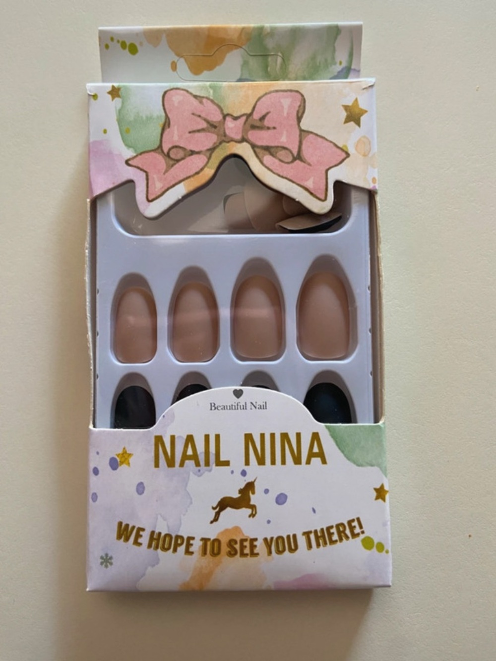 Women’s Press-On Nails in Nude and Black